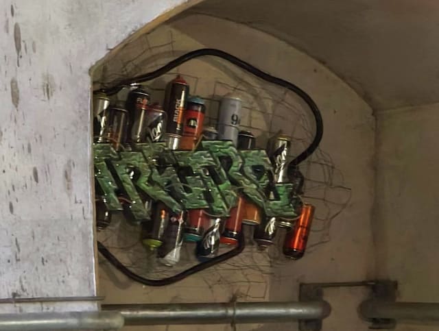 Un tânăr din Petroșani cercetat penal după montarea unui obiect artistic într-un tunel feroviar din Hunedoara