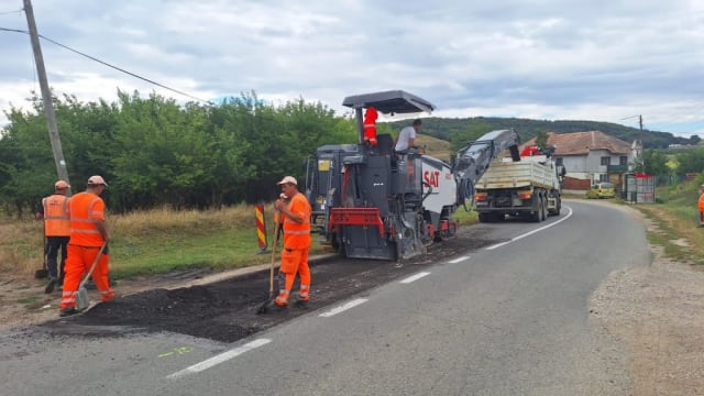 Lucrări de întreținere pe drumul județean DJ 150 Viișoara – Frata – Moci