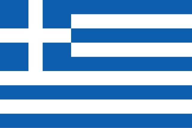 Pompieri greci intervenind la incendiu de pădure în Grecia