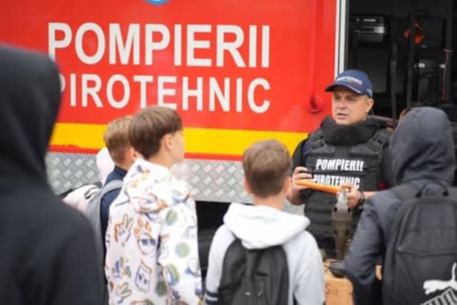 Peste 80 de copii din tabăra „Bucuria Prieteniei” au învățat despre siguranță cu pompierii botoșăneni