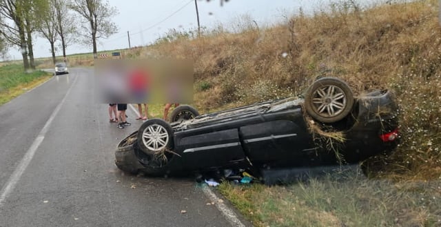 O femeie s-a răsturnat cu mașina pe DJ 222, la Agighiol, și a ajuns la spital