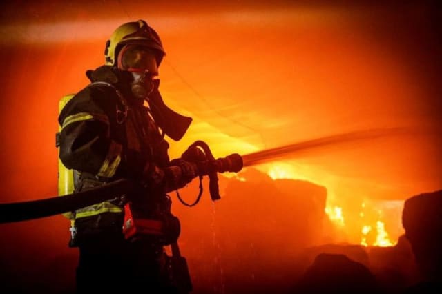 Un incendiu la o hală de stocare a energiei electrice în baterii în Stâlpu