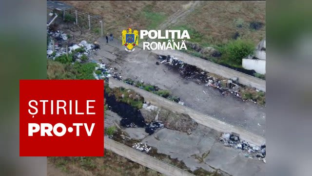 Polițiștii au descoperit tone de deșeuri îngropate pe teren din Argeș în urma perchezițiilor