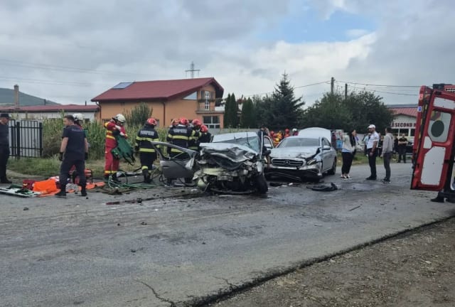 Accident grav la ieșirea din Onești spre Bacău: cinci victime, inclusiv o persoană inconștientă, implicate în impactul a trei mașini