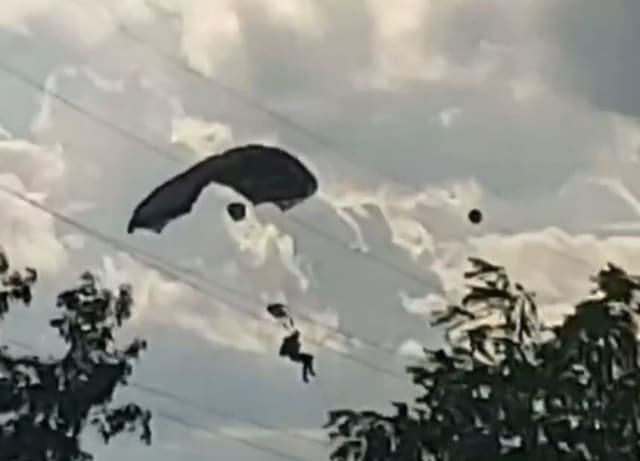 Parașutist din Forțele Speciale, rămas agățat de firele de înaltă tensiune în Târgu-Mureș