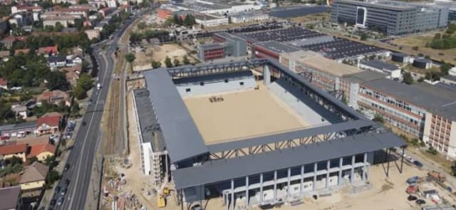 Tribunele stadionului Eroii Timișoarei au fost acoperite, iar terenul se pregătește pentru montarea gazonului