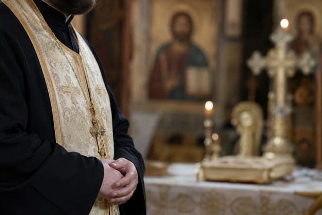 Preot destituit de Episcopia Hușilor după recunoașterea paternității gemenilor