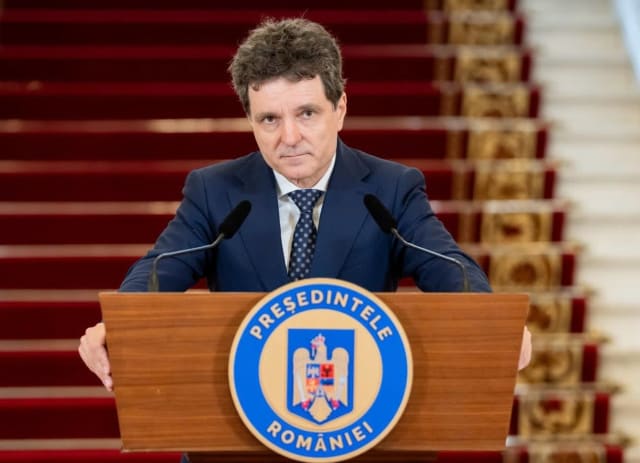 Nicușor Dan promulgând Legea ANI
