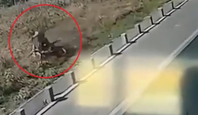 Momentul în care un motociclist s-a răsturnat pe câmp, cu poliția pe urme