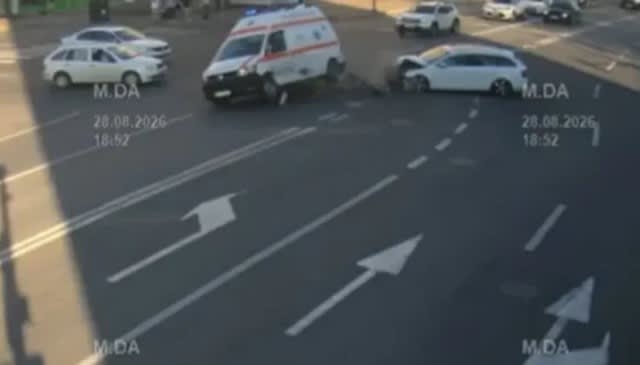 O ambulanță cu copil de 3 ani, lovită violent de o mașină la Iași
