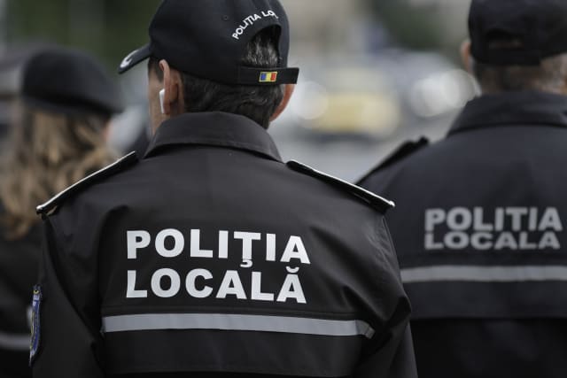 Polițiști locali din Sectorul 1 aruncă marfa unei bătrâne pe trotuar, primarul cere sancțiuni