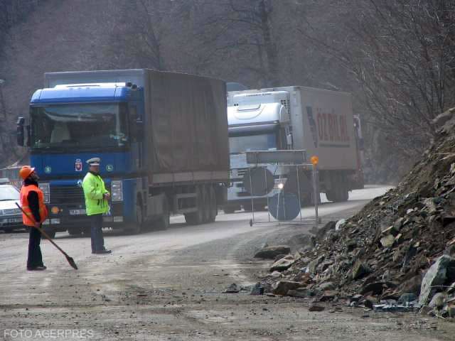 Restricțiile de circulație pentru TIR-uri pe Valea Oltului, prelungite până la 15 noiembrie