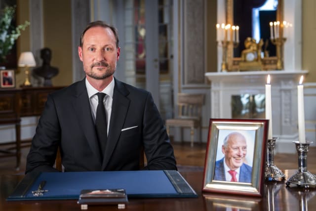 Noul rege al Norvegiei, Haakon al VIII-lea, aduce un omagiu emoționant tatălui său în primul discurs oficial