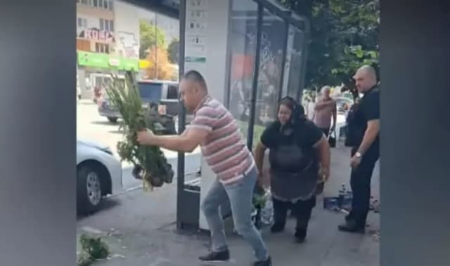 Un polițist local din Sectorul 1 a aruncat florile și fructele unei bătrâne în centrul Bucureștiului