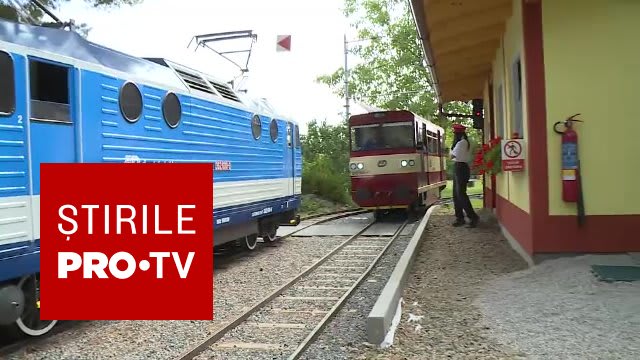 Un ceh și-a construit o cale ferată în grădină, cu gări și macazuri