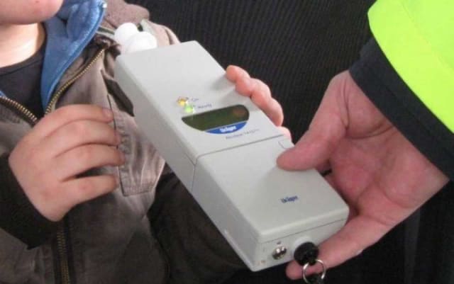 O șoferiță băută la Racoș a pierdut controlul volanului și a lovit o mașină parcată