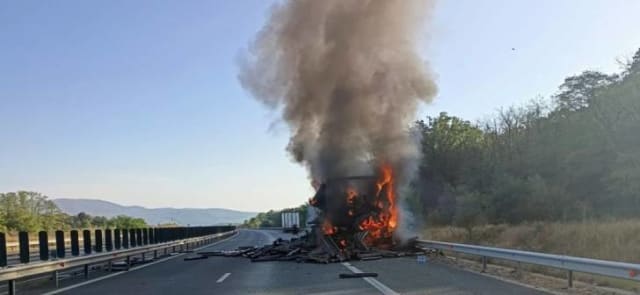 Tir în flăcări pe autostrada Lugoj – Deva, trafic blocat temporar
