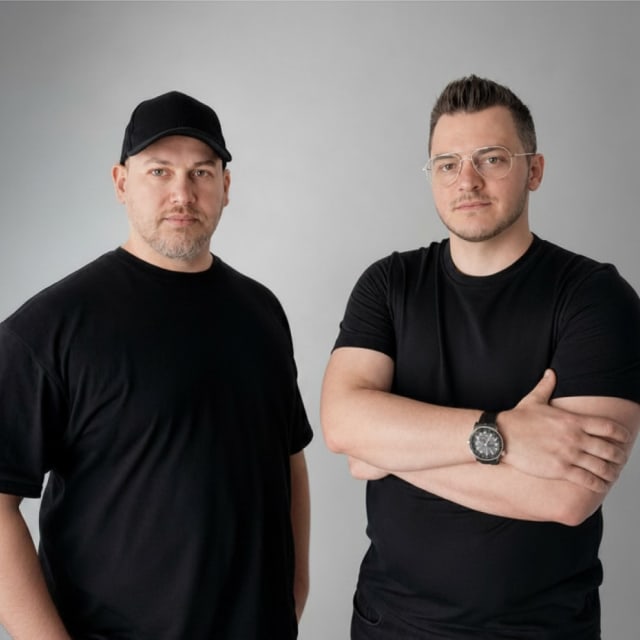 Echipă de ingineri lucrând la software AI în birou modern din București