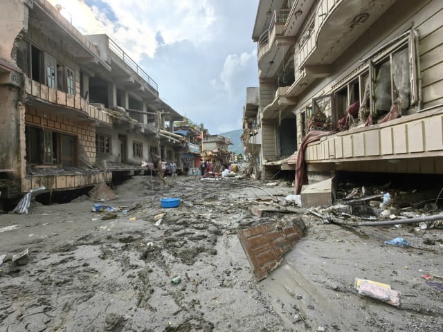 Directorul școlii din Nepal salvează elevi