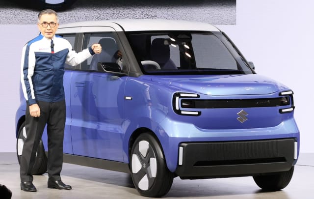 Mașină kei-car electrică Suzuki în oraș european