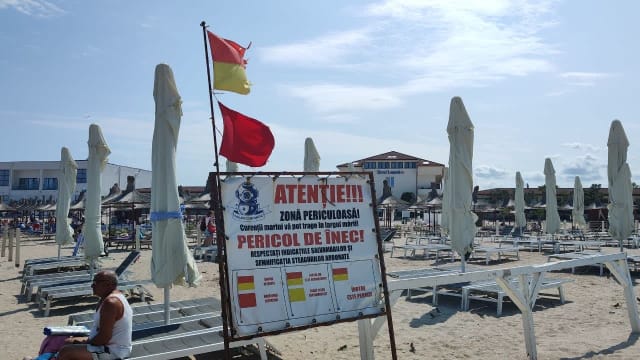 Turist resuscitat pe plajă în Neptun după ce a fost scos inconștient din apă