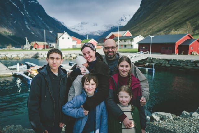 Imagine cu actorii filmului Fjord și regizorul Cristian Mungiu