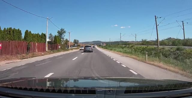 Un șofer a efectuat o depășire riscantă la Livada, Cluj, și a revenit în ultimul moment