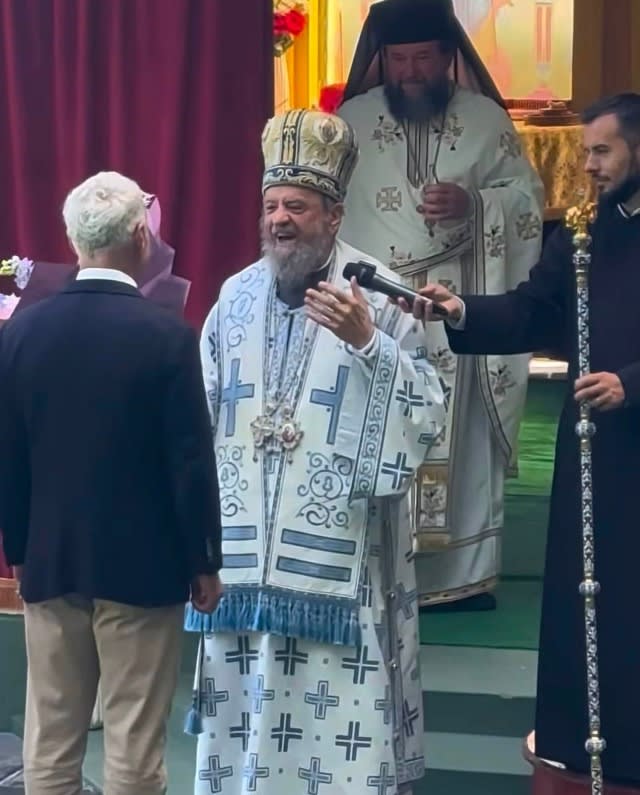 Călin Georgescu, binecuvântat de ÎPS Laurențiu Streza la Mănăstirea Cârțișoara