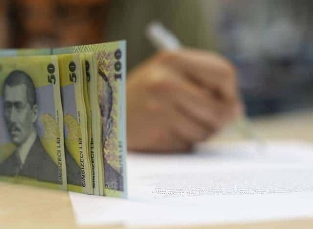 Profesor în clasă cu elevi, simbol al salariilor în educație