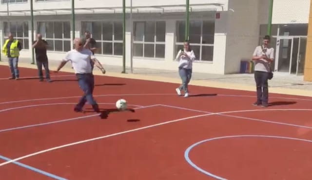 Emil Boc a inaugurat terenul de sport din Borhanci și marchează două goluri la penalty-uri