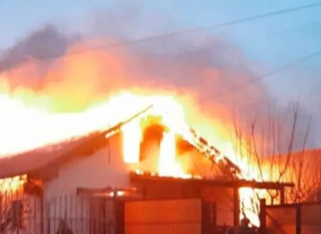 NEWS ALERT: Incendiu de proporții în județul Bacău, o gospodărie a fost cuprinsă de flăcări, pompierii intervin cu mai multe autospeciale