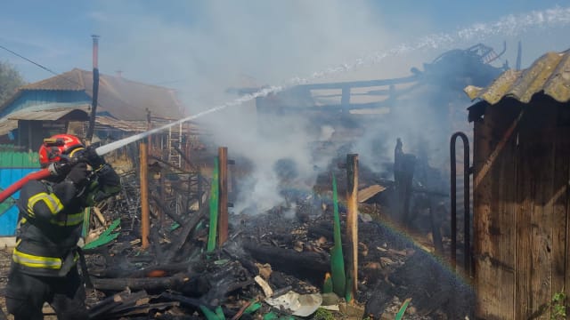Incendiu la gospodărie din Buchila: acoperișul și anexele au fost distruse