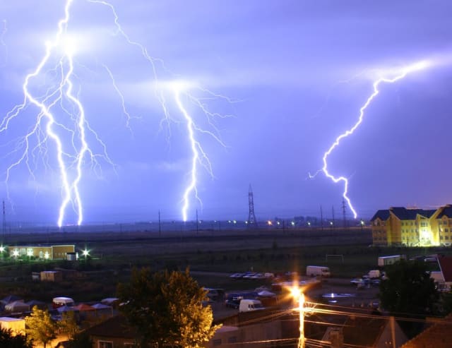 COD GALBEN de vânt în Cluj. Averse torențiale și descărcări electrice în prima zi de toamnă