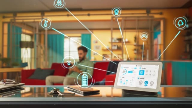 Casa modernă inteligentă cu sisteme automatizate de iluminat și control termic