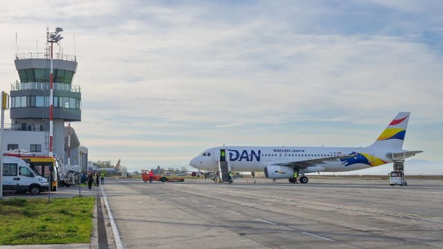Avion DAN Air pe aeroport, zboruri întârziate, pasageri în aeroport