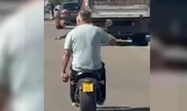 (VIDEO) Viceprimar din Satu Mare transportă cu scuterul un obuz găsit pe șantier, riscant gest de siguranță
