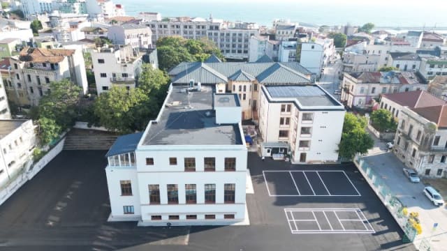 Primăria Constanța finalizează reamenajarea terenurilor de sport și aleilor la Colegiul Mihai Eminescu