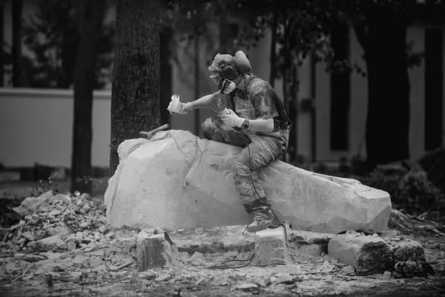 Opt sculptori transformă piatra în lucrări de artă în fața publicului, la Râmnicu Sărat