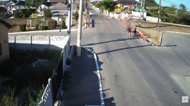 Doi copii pe biciclete scapă cu bine, la limită, înainte de tren în Constanța