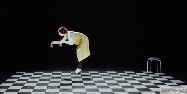 spectacol de teatru și dans, scena cu coregrafie modernă
