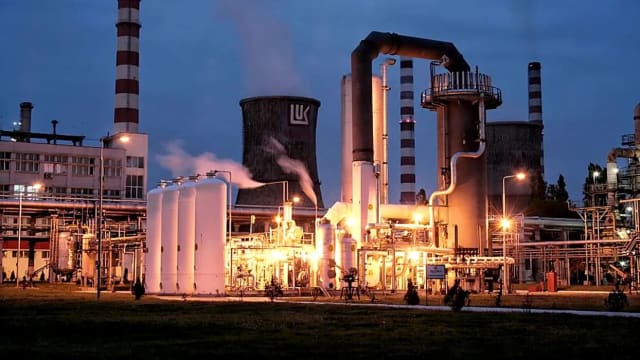 Petrotel Lukoil invocă datorii de peste 936 mil. lei după oprirea rafinăriei din cauza sancțiunilor internaționale