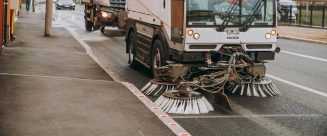 Programul de curățenie la bordură începe în Timișoara, șoferii trebuie să mute mașinile