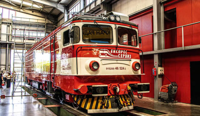 locomotivă veche reparată pe șine