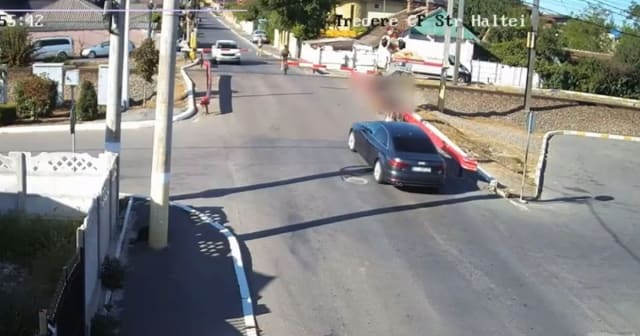 Doi copii din Constanța traversează calea ferată printre bariere, cu câteva secunde înainte de tren