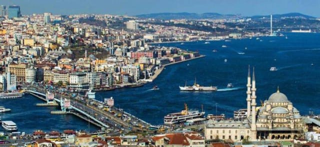 discuție între oameni de afaceri în cadrul unui forum online