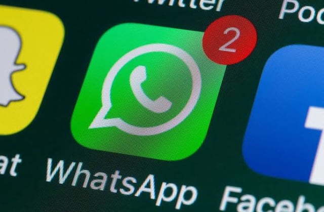 telefon smartphone cu ecran WhatsApp și simboluri de securitate