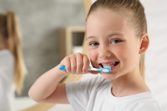 Controalele stomatologice înainte de școală, esențiale pentru sănătatea dentară a copiilor