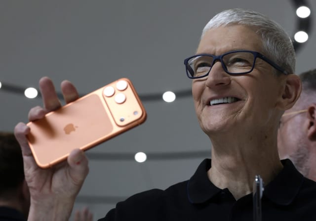 Tim Cook și John Ternus la eveniment Apple
