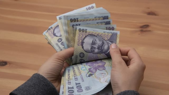 Guvernul a aprobat stimulente de 5.000 de lei pentru elevii cu media 10 la Bacalaureat
