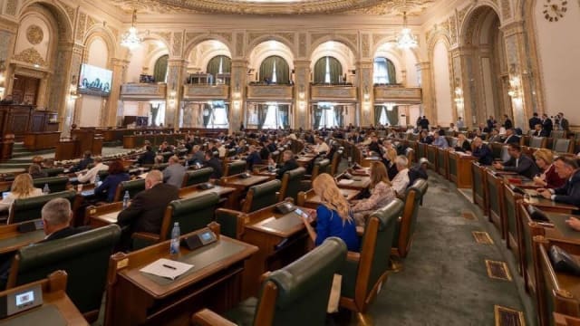 Proiectul guvernului privind cumulul pensiei cu salariul la stat a trecut tacit de Senat